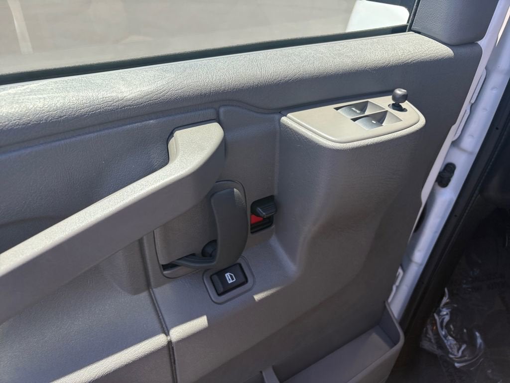 2025 Chevrolet Express Passenger 1LT