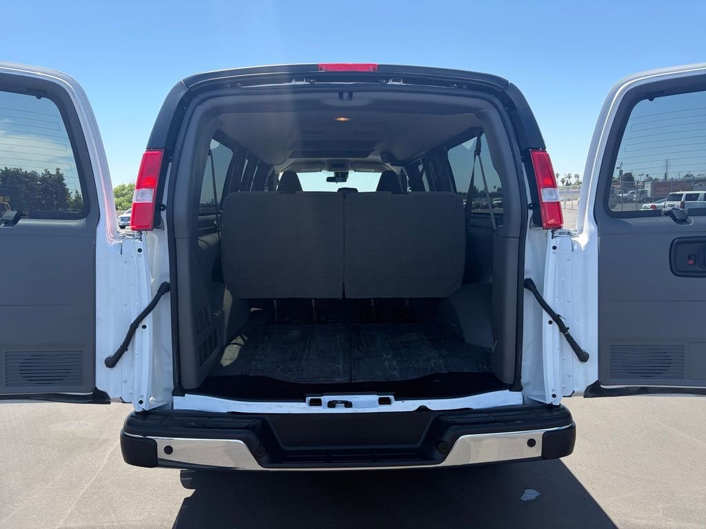 2025 Chevrolet Express Passenger 1LT
