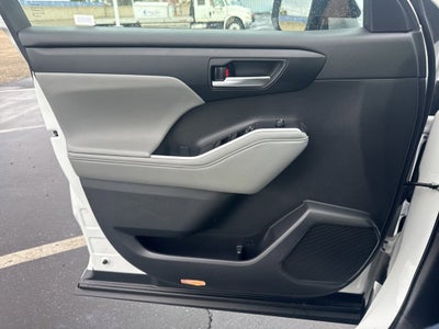 2024 Toyota Highlander LE